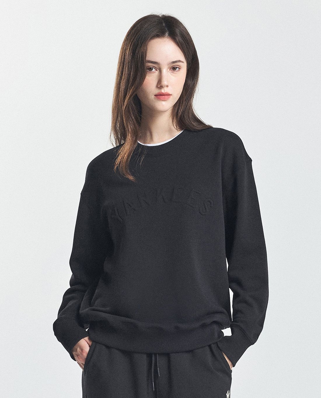MLB - Áo sweatshirt unisex cổ tròn tay dài Basic Embo Letter Graphic - Ảnh 8