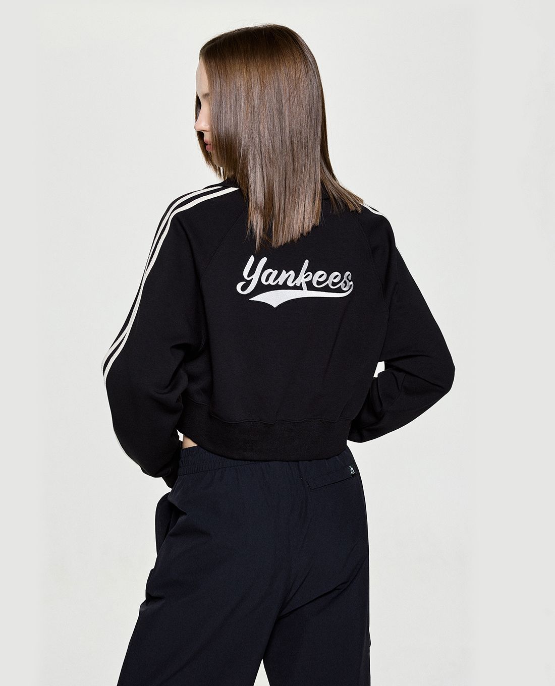 MLB - Áo sweatshirt nữ cổ bẻ tay dài Varsity Sporty Cursive - Ảnh 3