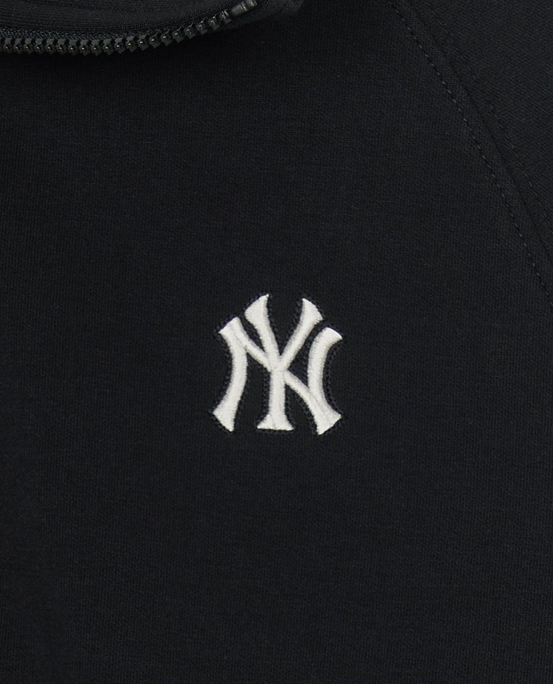 MLB - Áo sweatshirt nữ cổ bẻ tay dài Varsity Sporty Cursive - Ảnh 6