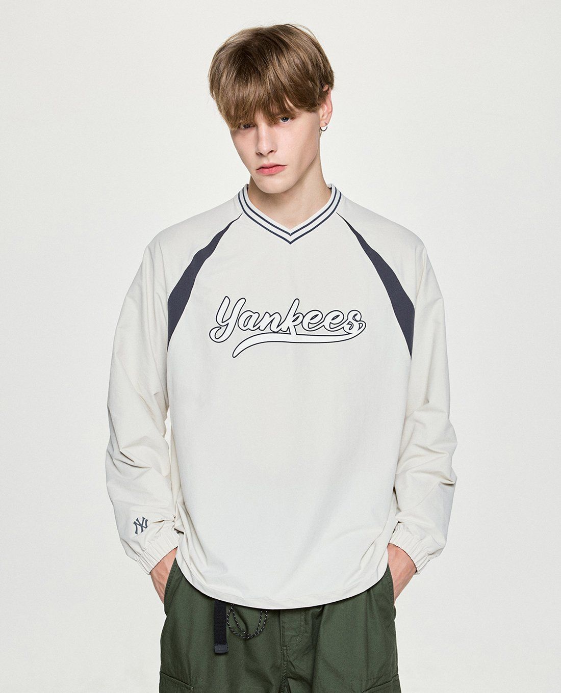 MLB - Áo sweatshirt unisex cổ V tay dài Varsity Sportive - Ảnh 2