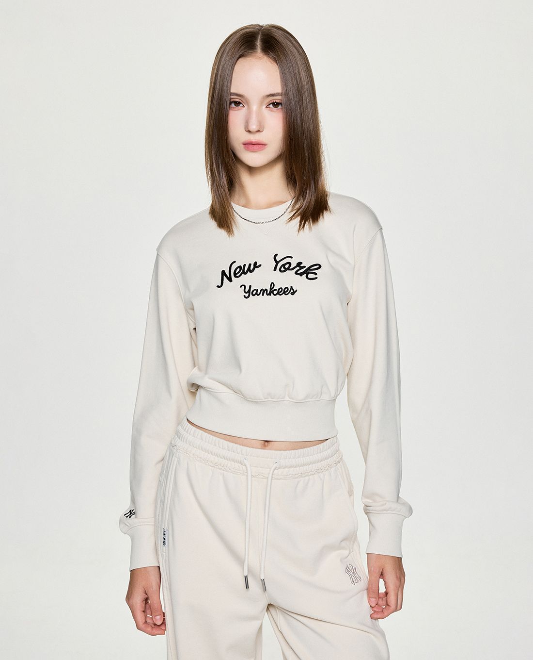 MLB - Áo sweatshirt nữ tay dài phom croptop Basic Lettering