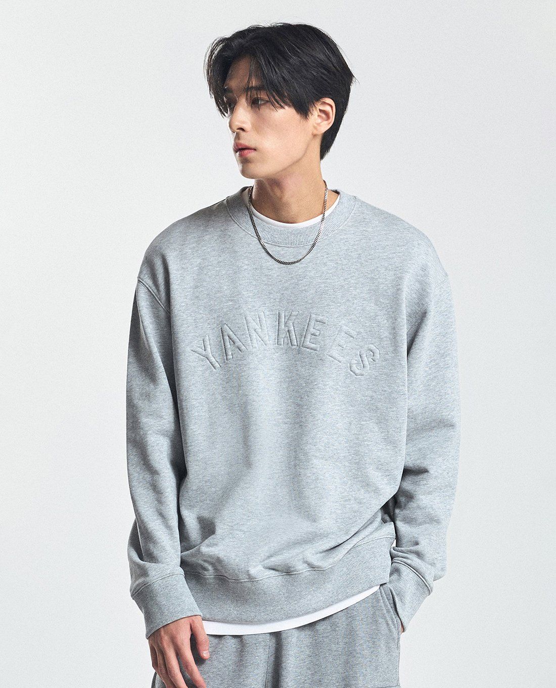 MLB - Áo sweatshirt unisex cổ tròn tay dài Basic Embo Letter Graphic - Ảnh 8